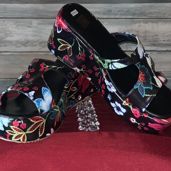 SHEIN Shoes - Multicolor sandal